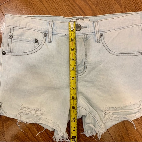 Free People light wash distressed shorts [raw hem, size 24] - Picture 5 of 6